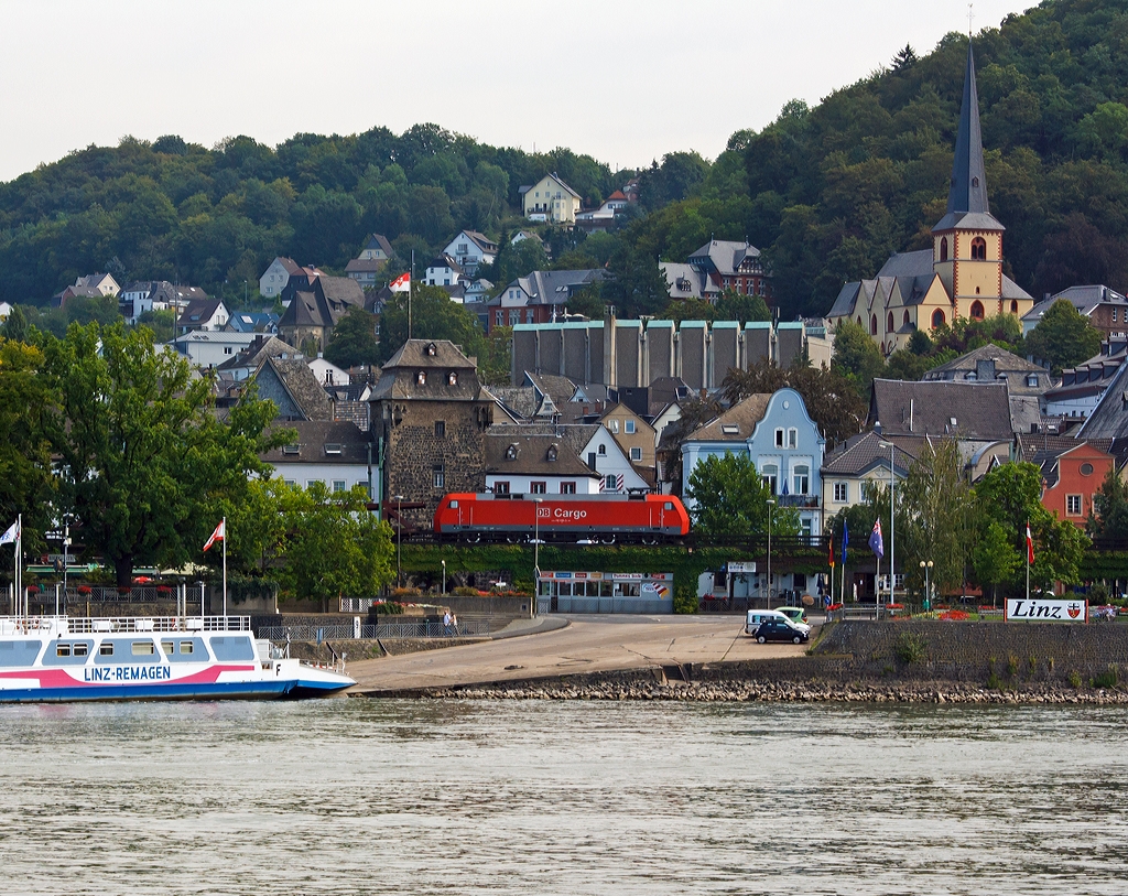 152 035-2 der DB Schnker Rail mit eine G�terzug, f�hrt am 18.08.2011 bei Linz, auf der rechte Rheinstrecke aufw�rts (Richtung S�den).

Die ES64F wurde 1998 bei Krauss Maffei (heute Siemens Verkehrstechnik, wobei Siemens schon die elektrische Ausr�stung lieferte) unter der Fabriknummer 20162 gebaut.