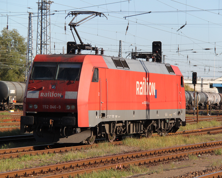 152 046-9 beim Rangieren im Bahnhof Rostock-Seehafen.30.09.2011