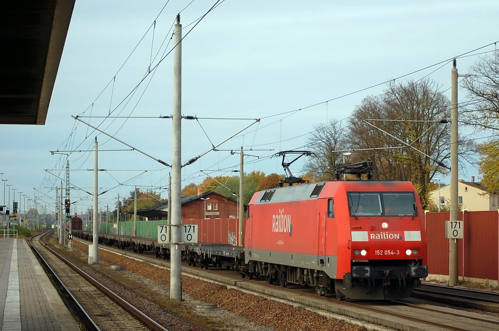 152 054-3 mit einem gemischten GZ in Rathenow in Richtung Wustermark. Netten Gru zurck! 27.10.2010