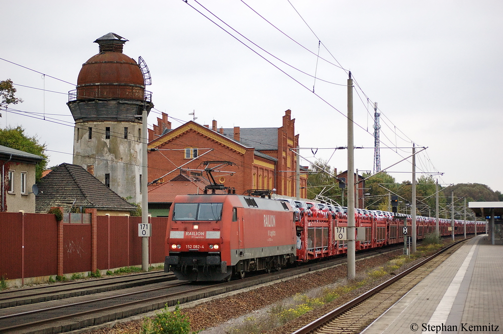 152 082-4 mit einem Opel Astra Autotransportzug in Rathenow Richtung Stendal unterwegs. 05.10.2011