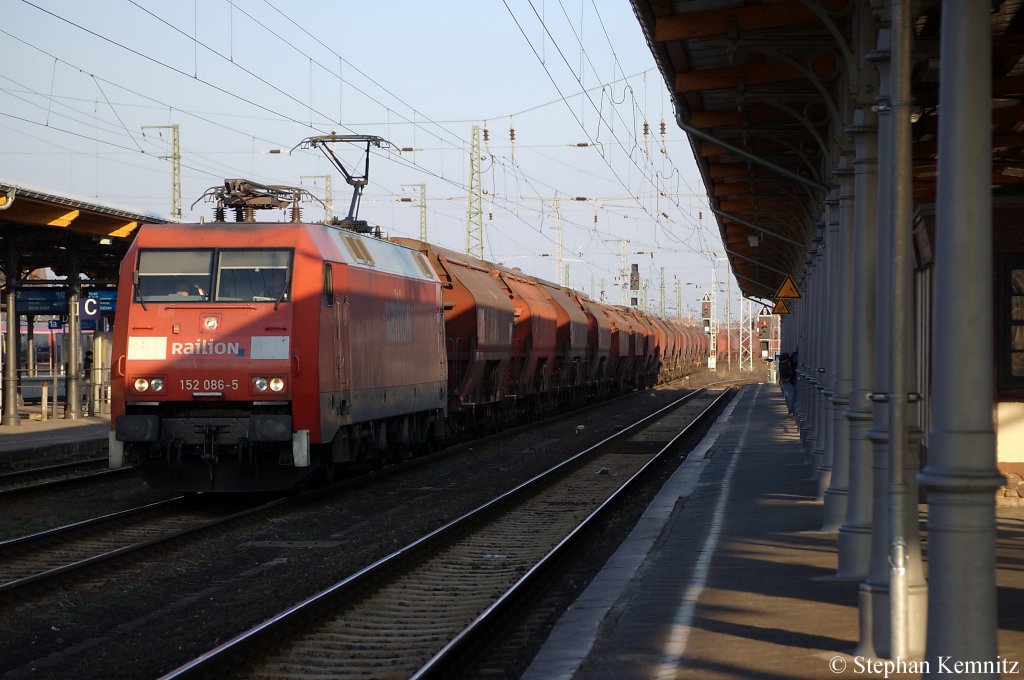 152 086-5 mit einem Gterzug in Stendal. 22.02.2011