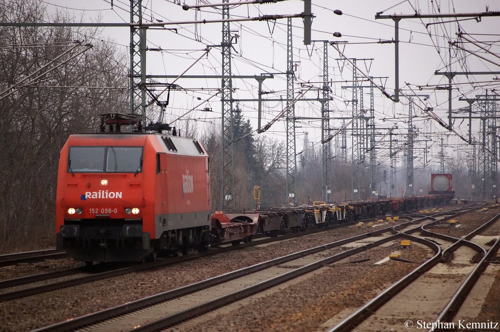 152 098-2 mit einem fast leeren Containerzug in Golm in Richtung Marquardt unterwegs. 18.02.2011