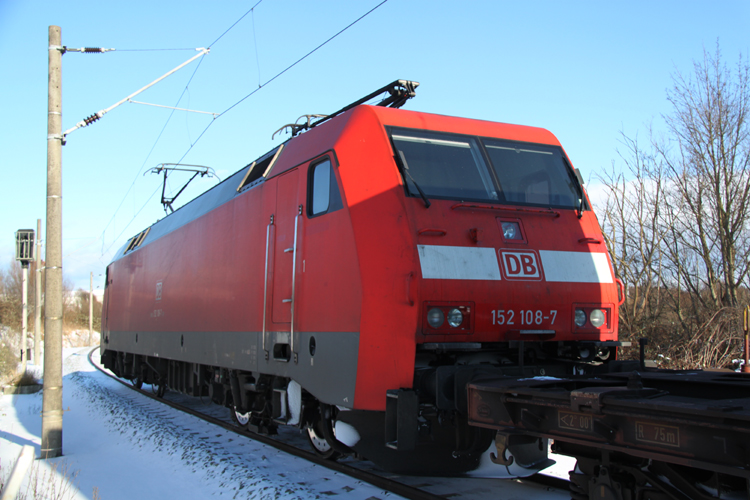 152 108-7 mit LKW-DB Schneker Wagen von Verona nach Rostock-Seehafen musste vorm Hp0 warte da noch die S3 vorher Richtung Hafen gefahren war.09.02.2012