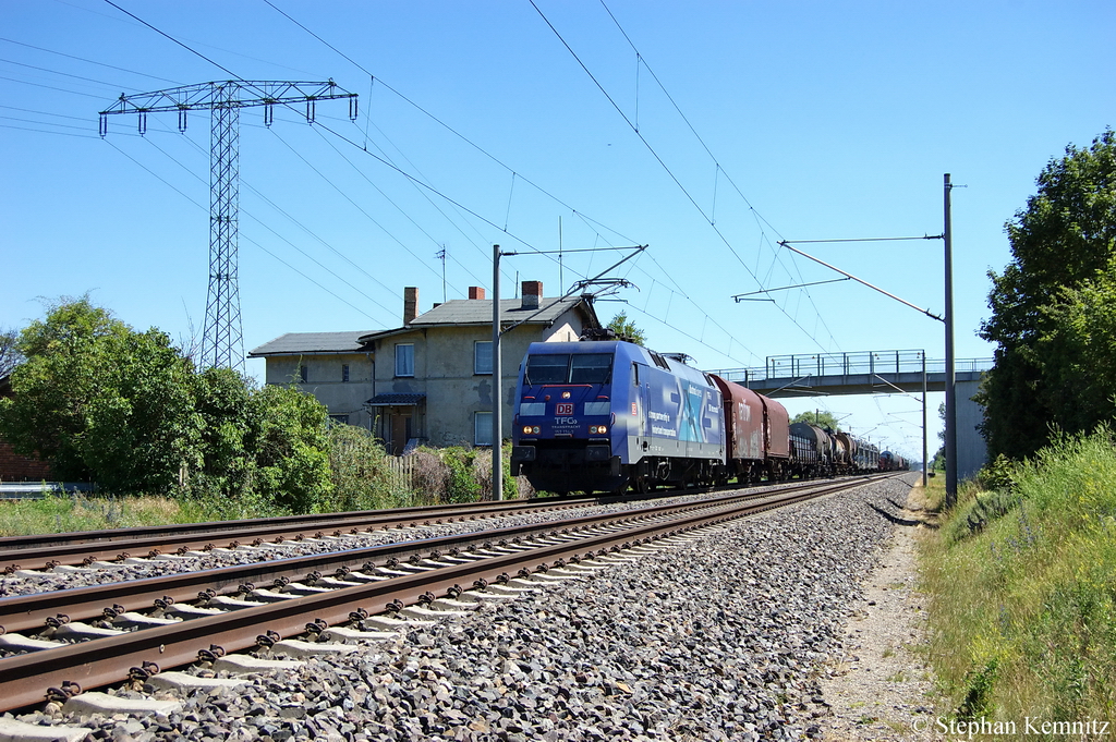 152 134-3  Albatros  mit gemischten Gterzug in Vietznitz Richtung Friesack(Mark) unterwegs. 29.06.2011