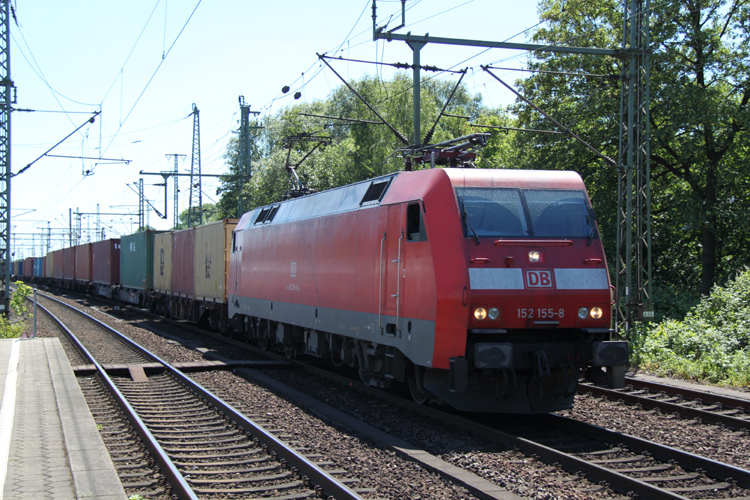 152 155-8 kam aus Richtung Maschen und fuhr durch den Bahnhof Hamburg-Harburg.(04.06.2011)