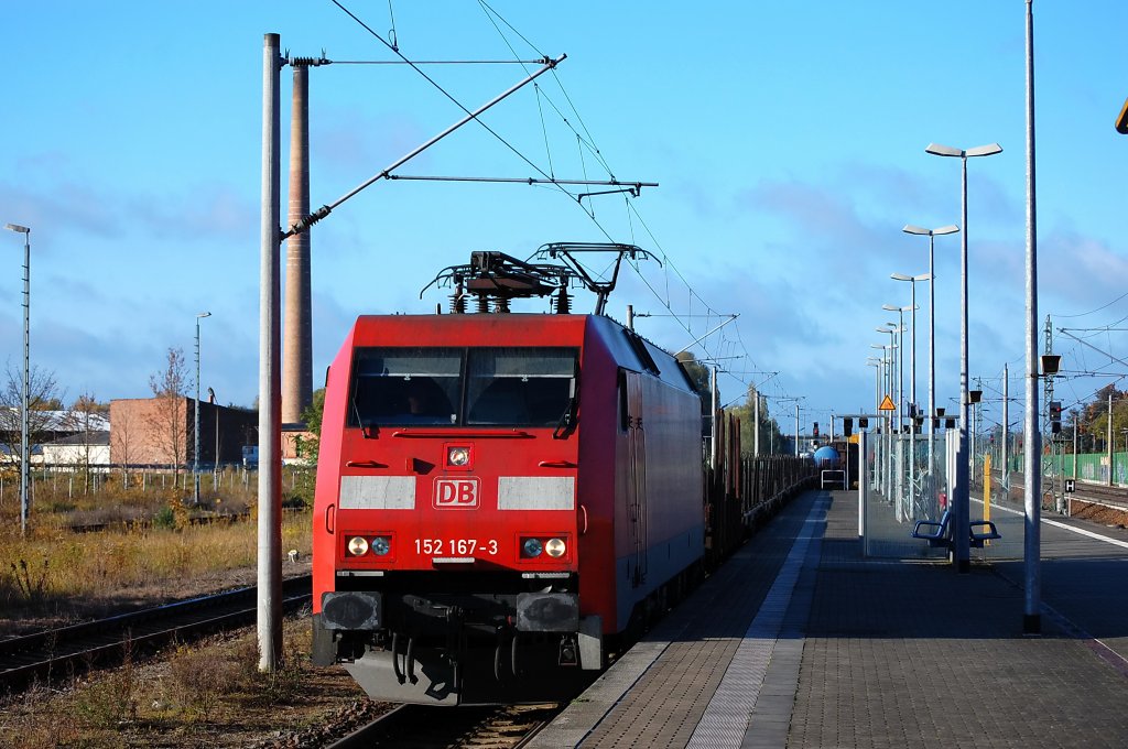 152 167-3 mit einem gemischten GZ in Rathenow in Richtung Wustermark. 26.10.2010