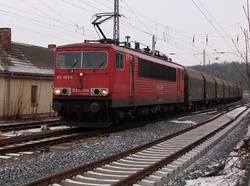 155 065 kam am 01.Februar 2011 mit 30 km/h in den Bahnhof Bergen/Rgen gefahren.