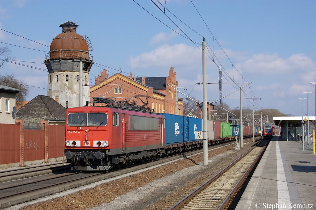 155 151-4 mit Containerzug in Rathenow in Richtung Stendal unterwegs. 27.03.2011