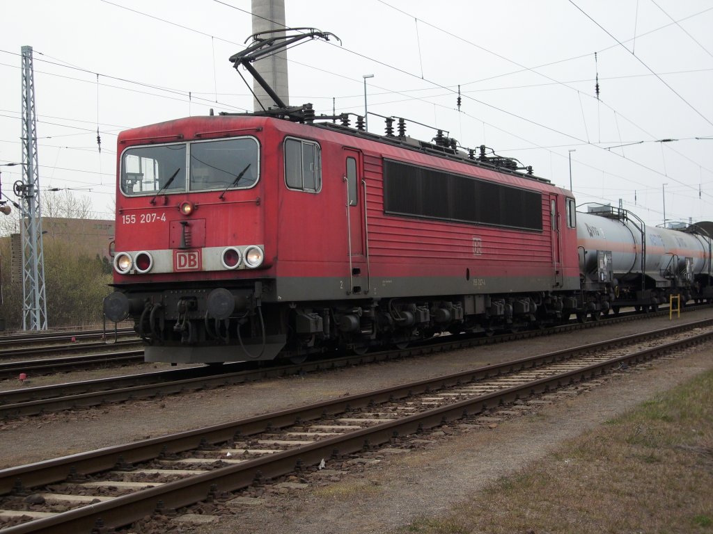 155 207 am 22.April 2009 mit dem Gterzug nach Rostock Seehafen in Mukran.