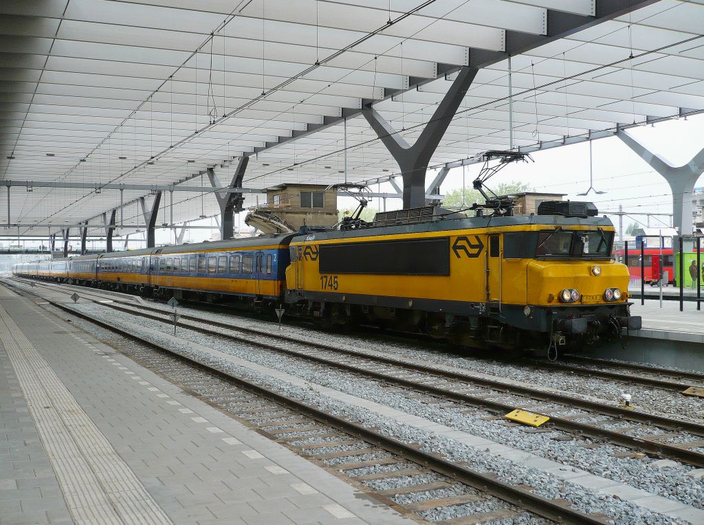 1745 mit ICR Wagen als Intercity Den Haag-Venlo. Gleis 3 Rotterdam Centraal Station 24-08-2011.