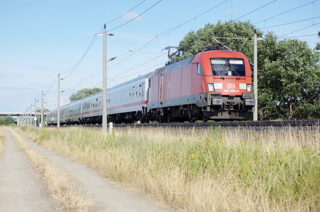 182 003-4 mit dem EC 340 nach Hamburg zwischen Growudicke und Rathenow. Bestehend aus 4 IC-Waggons und 2 PKP-Waggons. 25.07.2010