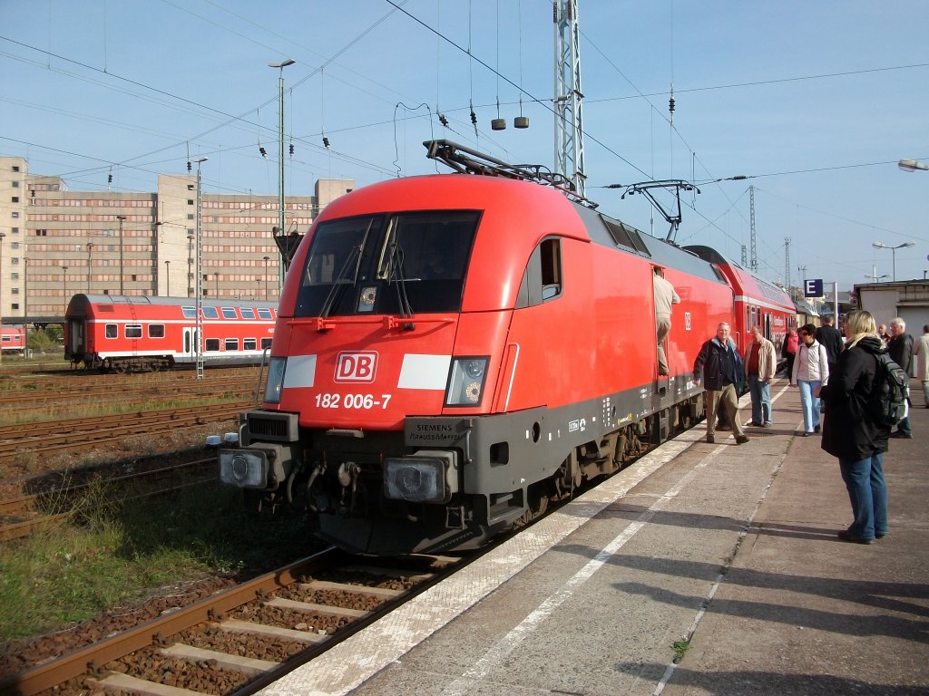 182 006 von DB Regio vom Bh Cottbus konnte man am 03.Oktober 2010 in Berlin Lichtenberg besichtigen.