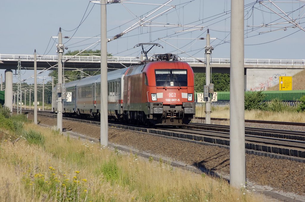 182 007-5 mit dem EC 340 zwischen Growudicke und Rathenow. 19.07.2010