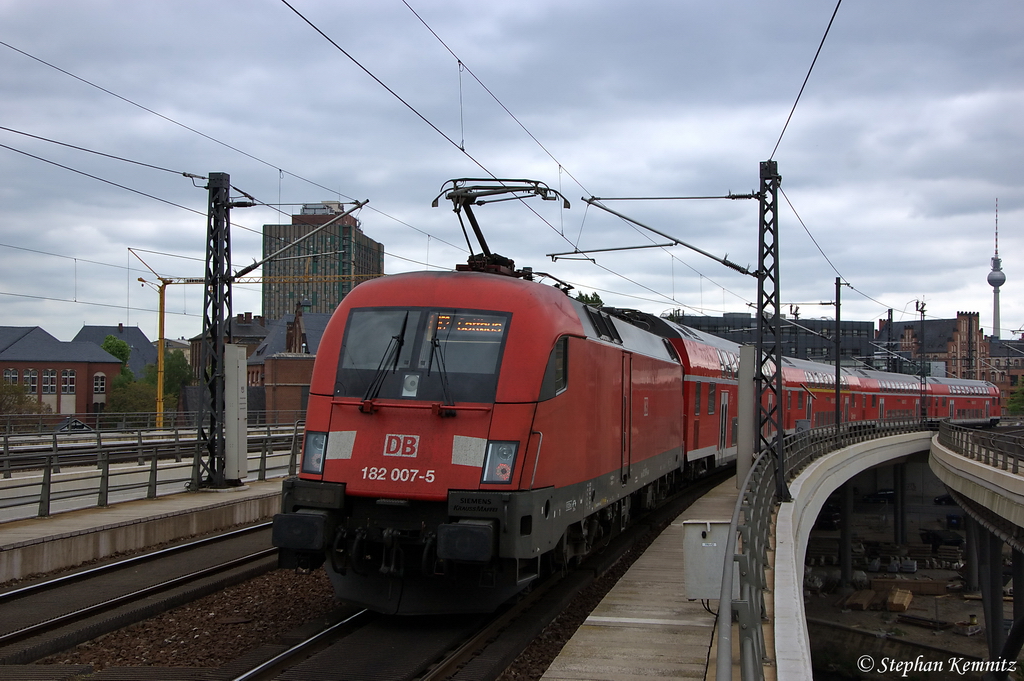 182 007-5 mit dem RE2 (RE 37381) von Wismar nach Cottbus, bei der Ausfahrt aus dem Berliner Hbf. 07.05.2012