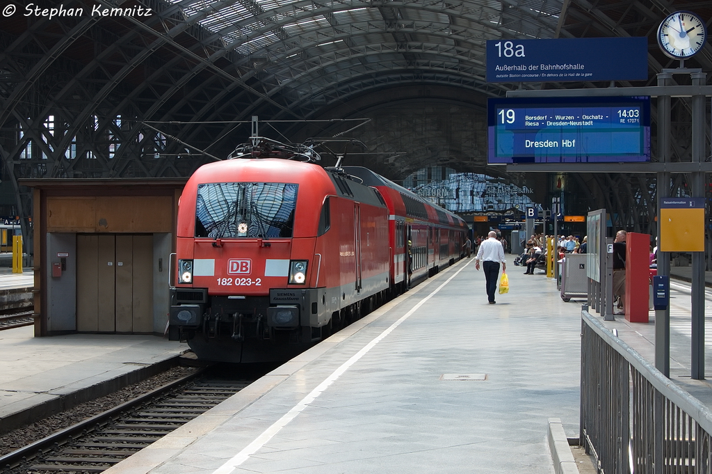 182 023-2 mit dem RE50  Saxonia  (RE 17071) von Leipzig Hbf nach Dresden Hbf im Leipziger Hbf. Anstatt eines Talent 2 (Baureihe 442) fuhr wieder ein Lok bespannter Zug diesen Umlauf. 06.07.2013