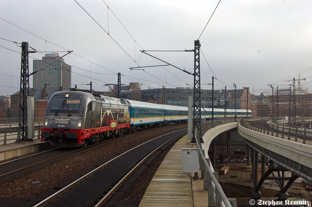 183 001-7 mit dem VX 81142 von Plauen(Vogtl) ob Bf nach Berlin Zoologischer Garten, bei der Einfahrt in den Berliner Hbf. Dieser lokbespannter alex-Zug fhrt erst ab Zwickau nach Berlin Zoologischer Garten, davor fhrt der Normale 642er Treibwagen. 22.12.2011 