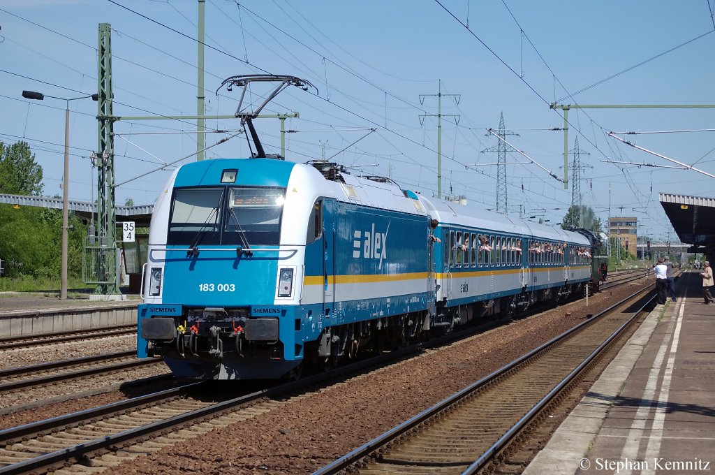 183 003 Alex fuhr als Schublok am DPE 80377 mit und untersttze die 02 0201-2 und zusammen sind sie gerade in Berlin Schnefeld-Flughafen. 02.06.2011