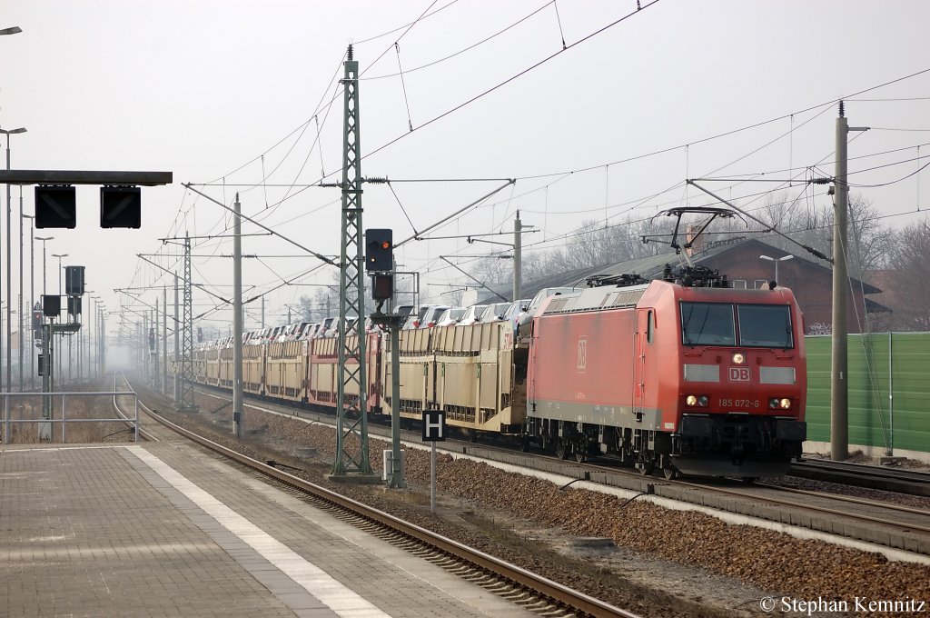 185 072-6 mit dem Toyota Autotransportzug in Rathenow in Richtung Wustermark unterwegs. 15.03.2011