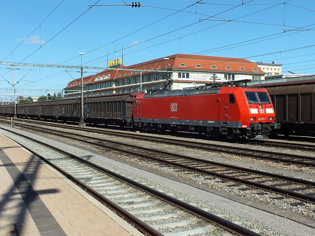 185 093 fhrt am 31.7.13 mit einem Gterzug in Singen ein.