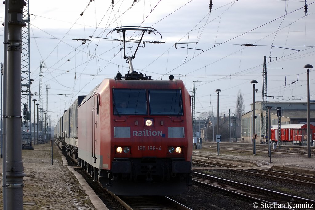 185 186-4 mit dem LKW Walter Zug in Stendal in Richtung Magdeburg unterwegs. 25.02.2011