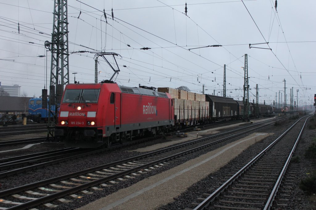 185 224-3 bei der Ausfahrt im Bahnhof Celle am 02.02.2013