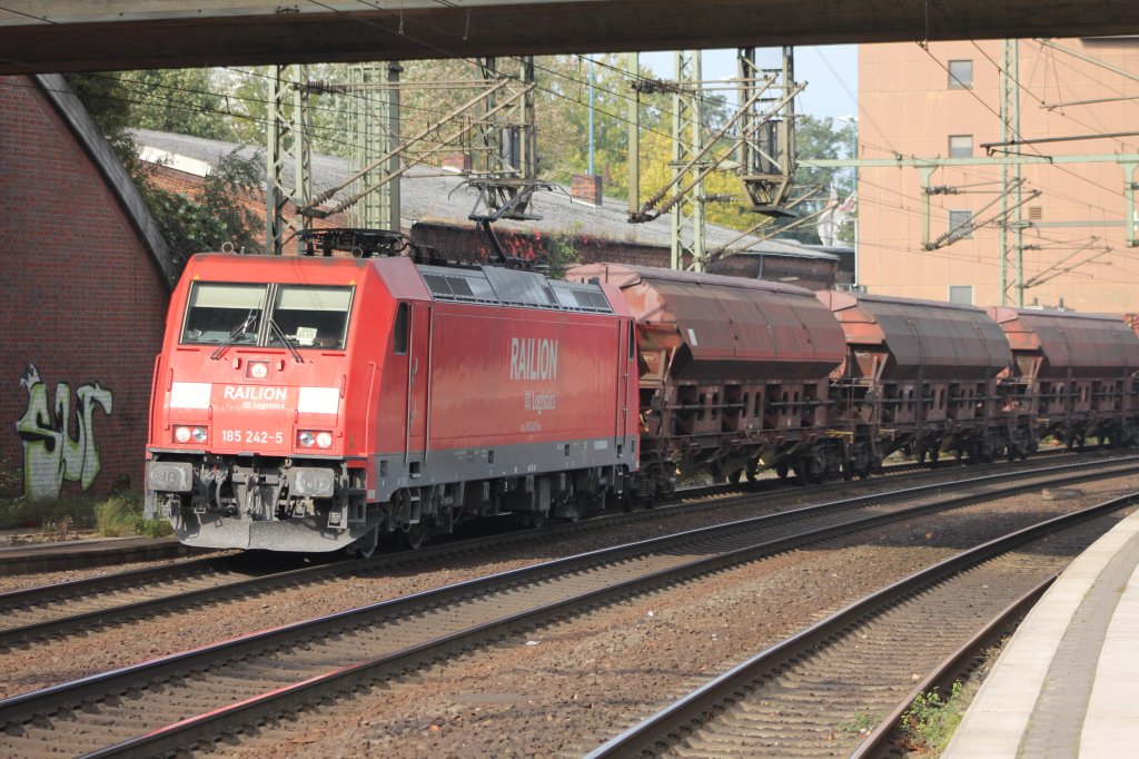 185 245-5 mit Schotterwagen am 25.10.2011 bei der Durchfahrt in Hamburg Harburg.