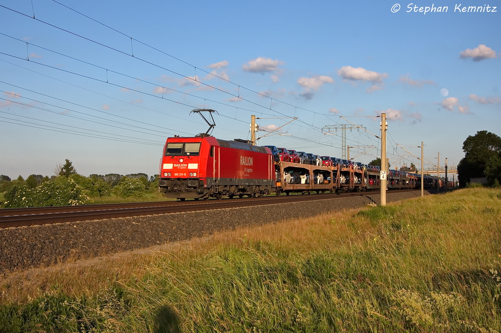 185 311-8 DB Schenker Rail Deutschland AG mit einem Ford Fiesta Autotransportzug in Vietznitz und fuhr in Richtung Wittenberge weiter. 21.06.2013