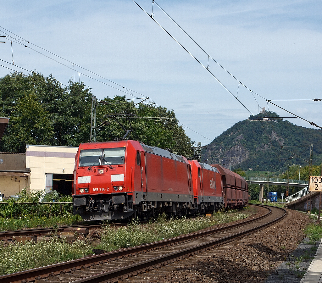 185 314-2 und 185 213-6 ziehen einen Erzzug am 11.08.2011, auf der rechten Rheinstrecke, bei Rheinbreitbach Richtung S�den. Im Hintergrund ist der Drachenfels.