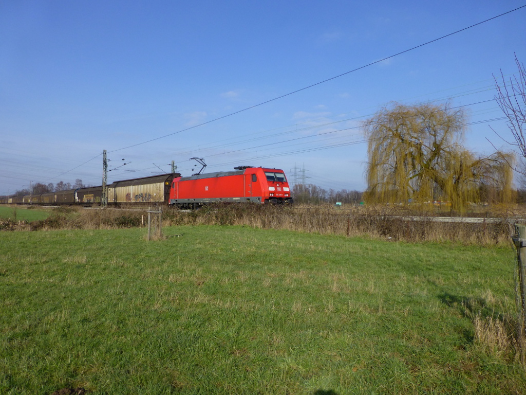 185 395 berquert am 18.2.2013 den Viehbach in Langenfeld-Richrath.