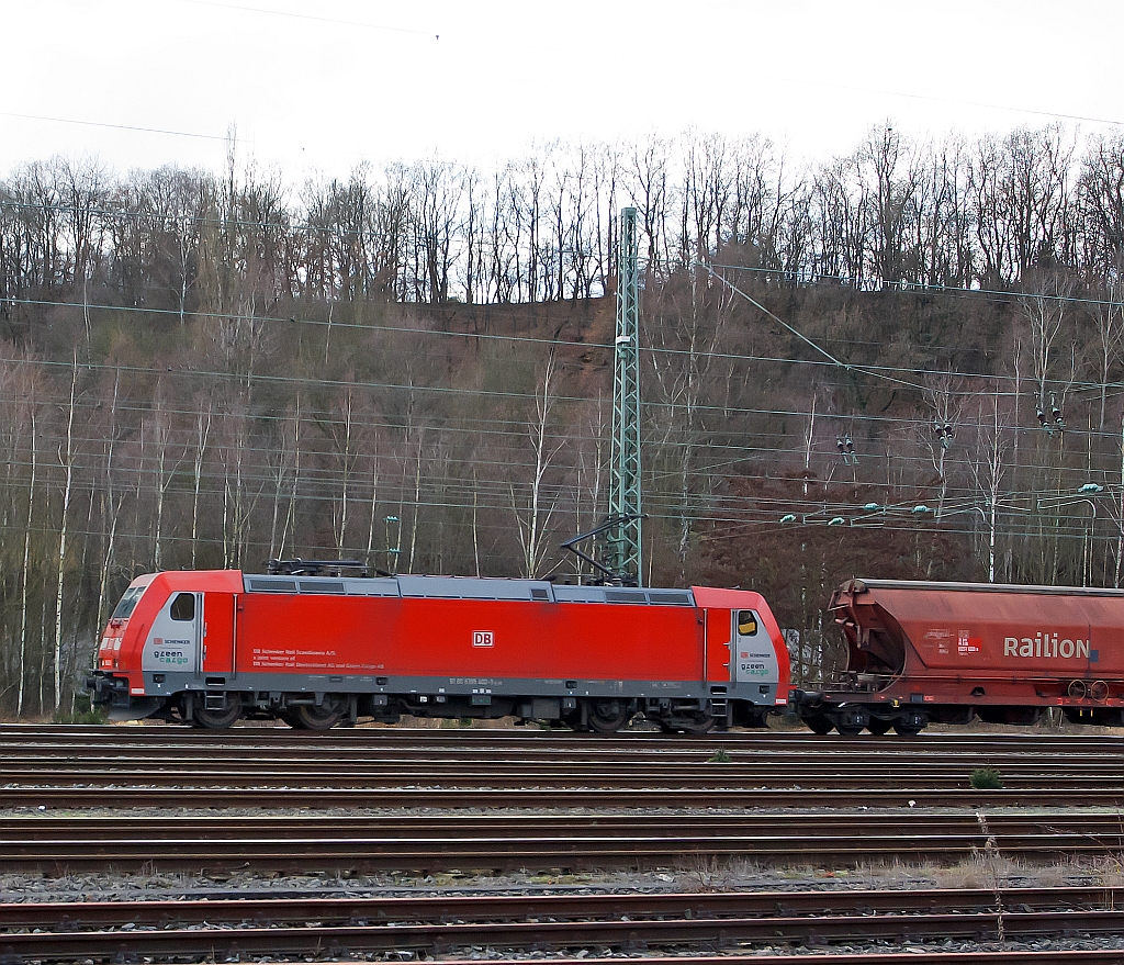 185 402-5 (TRAXX F140 AC2) der DB Schenker Rail Danmark Services A/S - Dänemark (Ein Joint-Venture von DB Schenker Rail und Green Cargo) mit Getreidesilowaggon Tagnoos 898 Ganzzug, fährt am 10.12.2011 durch Betzdorf/Sieg in Richtung Siegen.