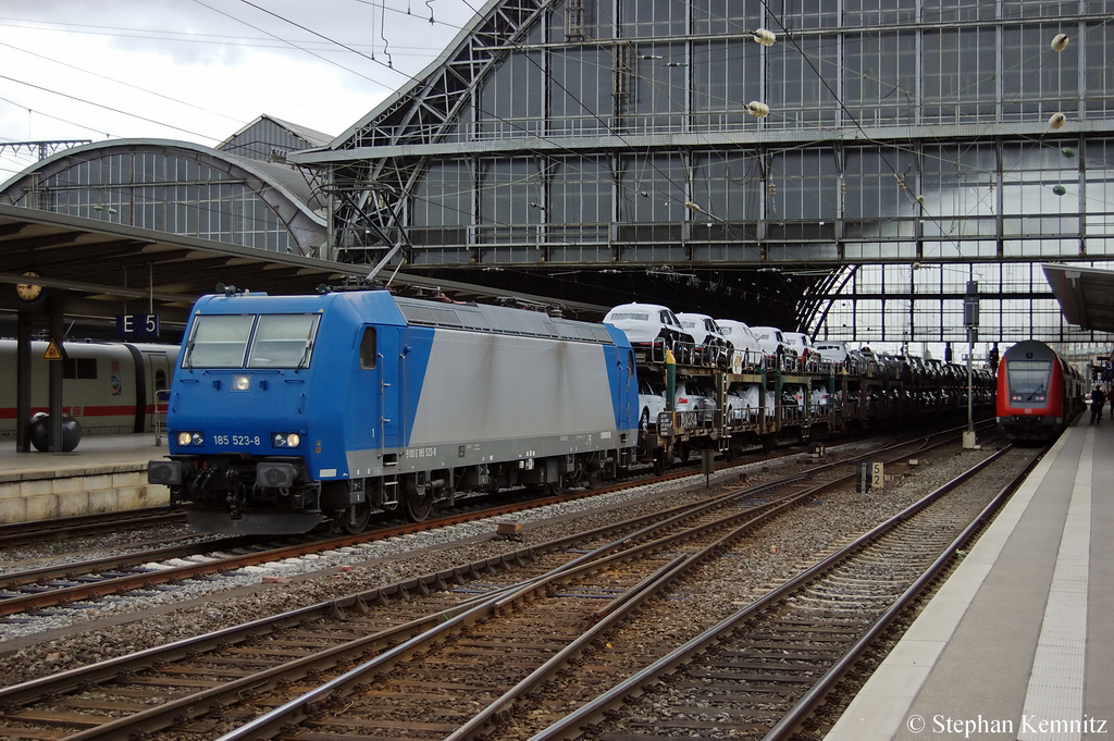 185 523-8 der HGK - Hfen und Gterverkehr Kln AG mit einem Audi-Autotransportzug in Bremen. 13.09.2011