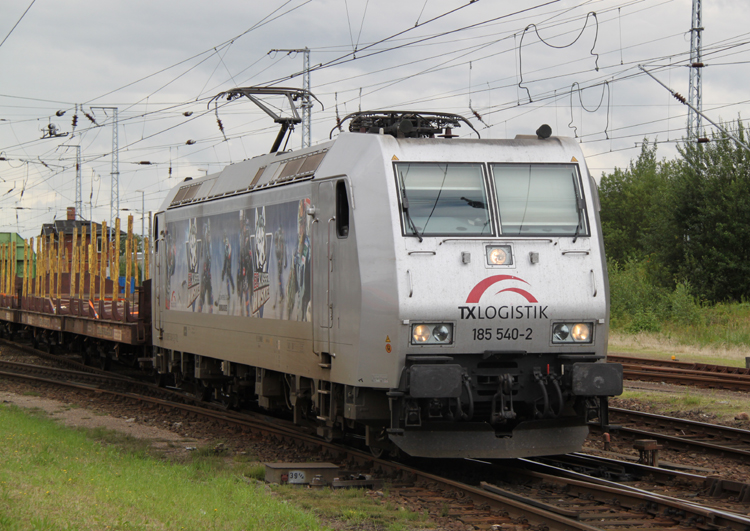 185 540-2 mit Leerzug von Stendal-Niedergrne nach Rostock Hbf bei der Durchfahrt im Rostocker Hbf.(26.07.2011)