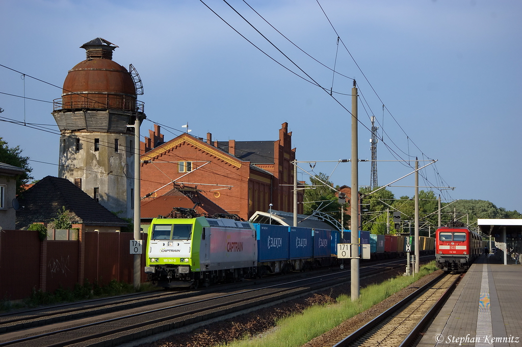 185 541-0 Captrain Deutschland GmbH fr BCB - Bayerische CargoBahn GmbH mit einem Containerzug in Rathenow und fuhr in Richtung Stendal weiter. 18.06.2012