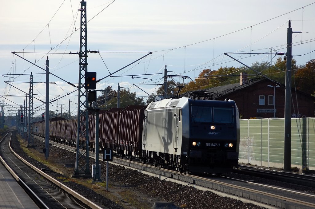 185 547-7 von der MRCE mit leeren Holzzug in Rathenow in Richtung Wustermark. 26.10.2010