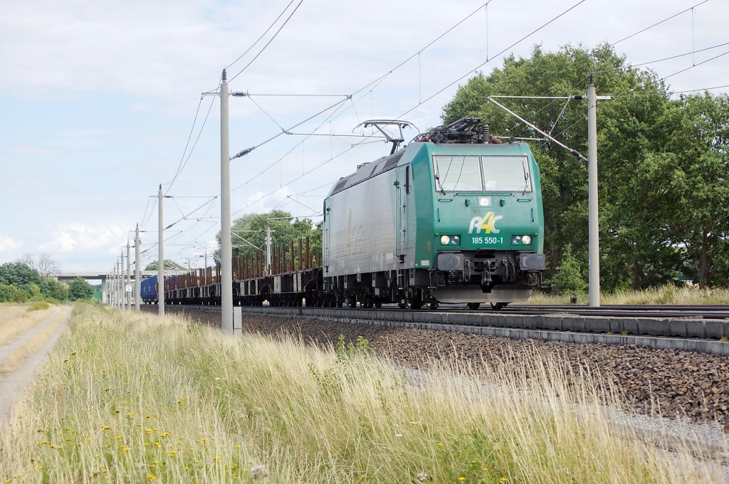 185 550-1 der Rail4Chem mit einem GZ in Richtung Stendal. 29.07.2010