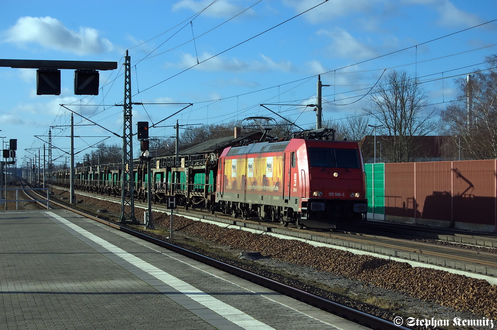 185 586-5 [HGK 2054] HGK - Hfen and Gterverkehr Kln AG mit leeren Autotransportzug in Rathenow Richtung Wustermark unterwegs. 14.01.2012