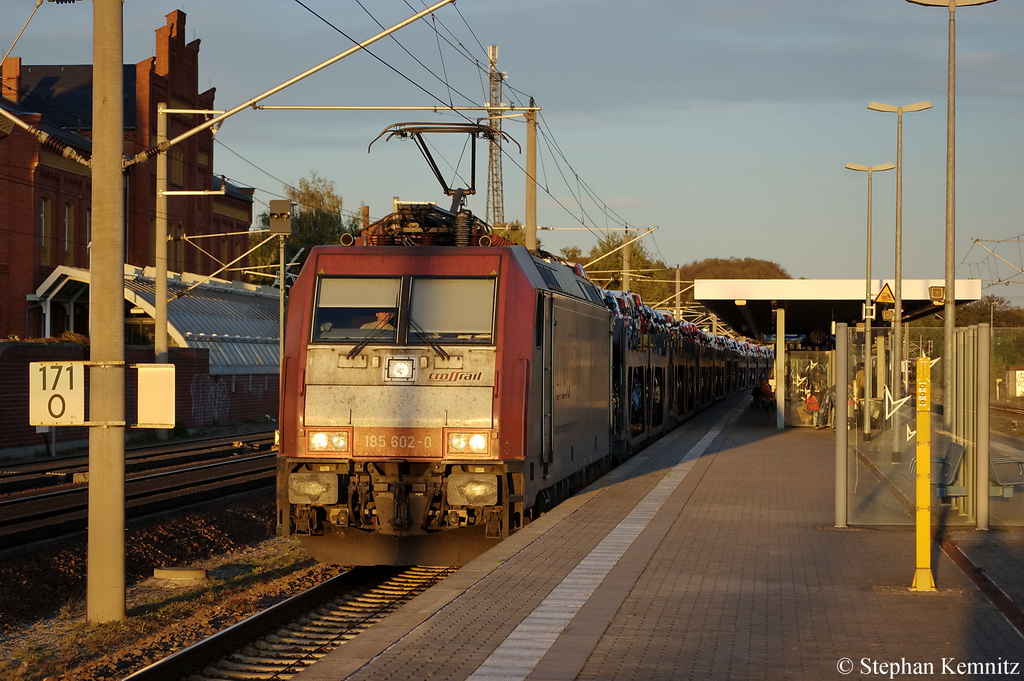 185 602-0 Crossrail mit einem Fiat Autotransportzug. Der Zug musste wegen berholung des EC 174 in Rathenow einen kleinen Stop einlegen. 13.10.2011