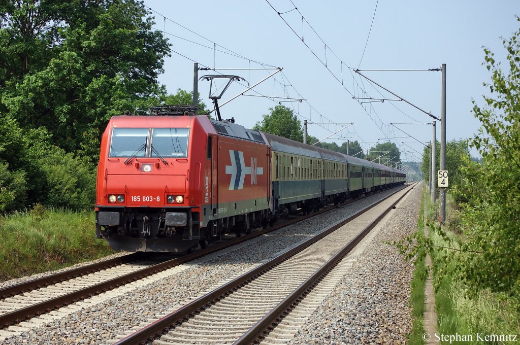 185 603-8 (HGK 2061) mit dem DFB-Pokal Fuballsonderzug DPF 1762 von Duisburg Hbf nach Berlin-Charlottenburg in Gtz. 21.05.2011