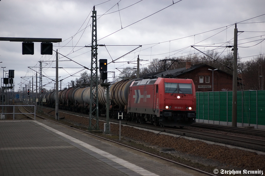 185 630-1 der HGK - Hfen und Gterverkehr Kln AG [HGK 2065] mit einem Diesel Kesselzug in Rathenow Richtung Wustermark unterwegs. 22.01.2012