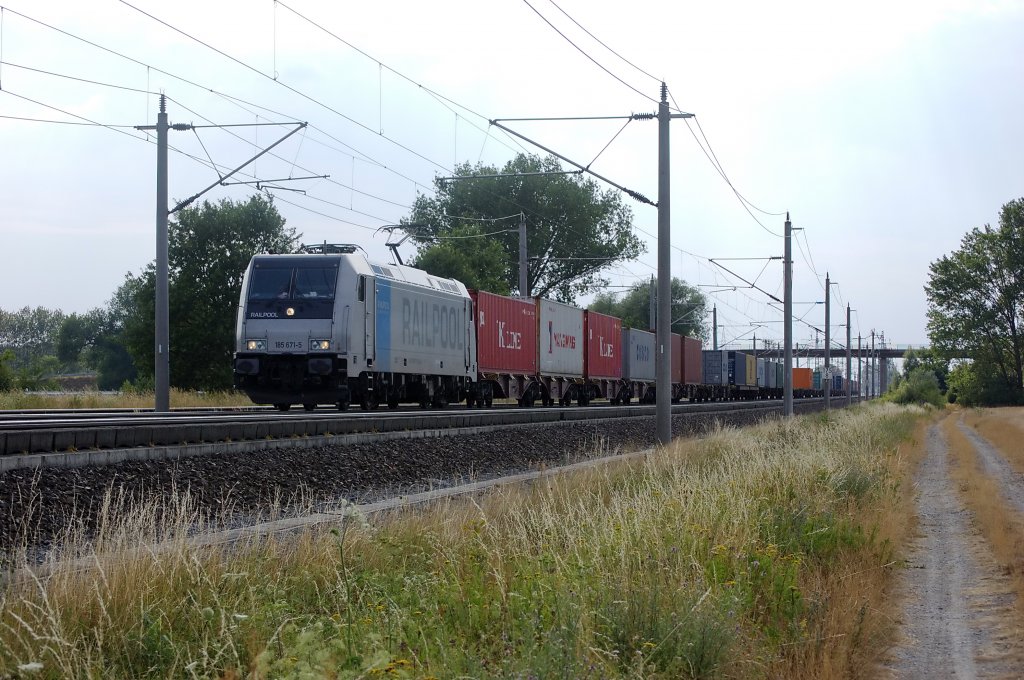 185 671-5 der RAILPOOL mit einem Containerzug zwischen Growudicke und Rathenow in Richtung Wustermark. 27.07.2010