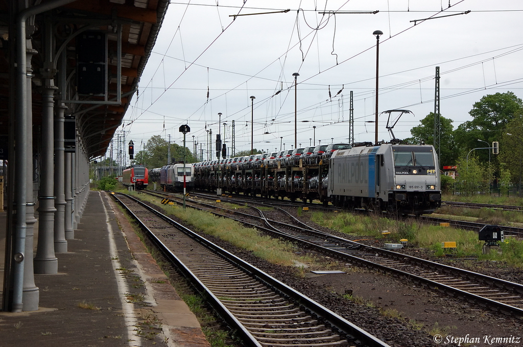 185 691-3 Railpool GmbH fr PCT - Private Car Train GmbH mit einem ARS Altmann Autotransportzug  Volkswagen  in Stendal und fuhr in Richtung Wolfsburg weiter. 05.05.2012