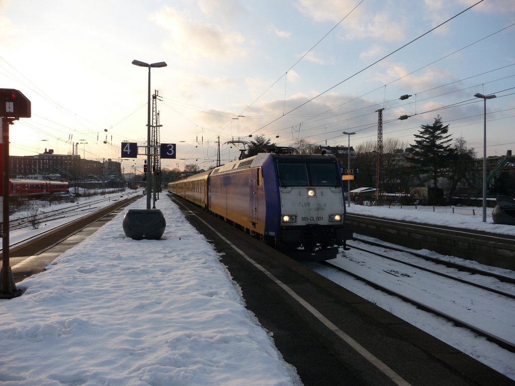 185 CL-001 (91 80 6185 501-4 D-VCD) fhrt am 03.02.2010 der untergehenden Sonne davon. RE13 -> Hamm; Wuppertal-Oberbarmen