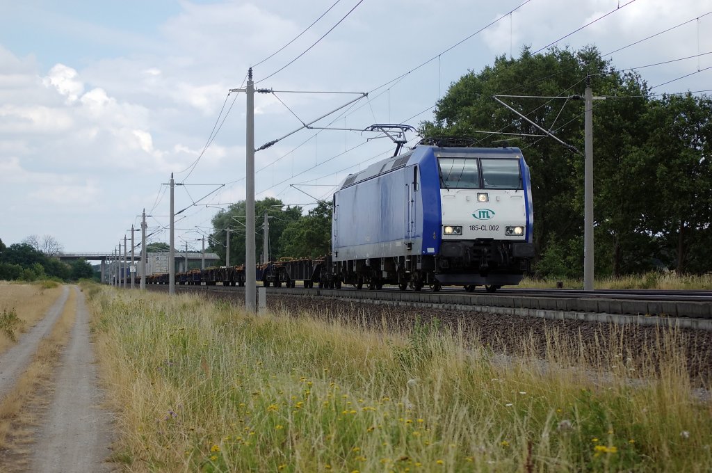 185-CL 002 (185 502-2) im Dienst fr die ITL mit einem Containerzug zwischen Growudicke und Rathenow in Richtung Stendal. 26.07.2010