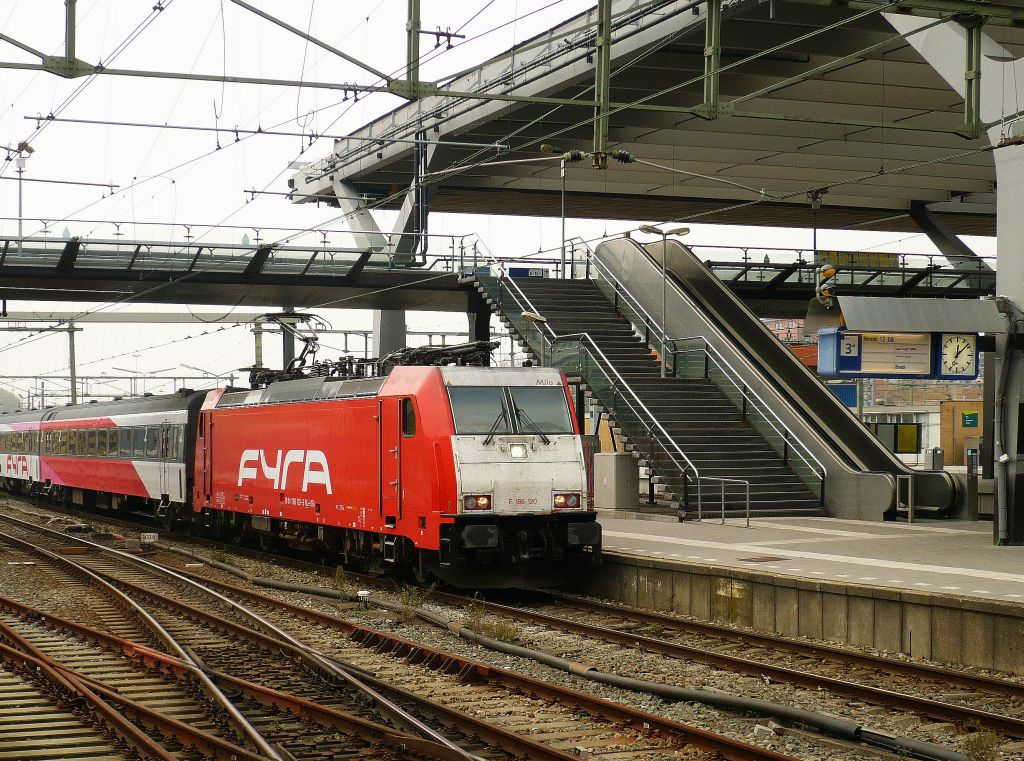 186 120 mit FYRA Rotterdam Centraal Station 09-11-2011.