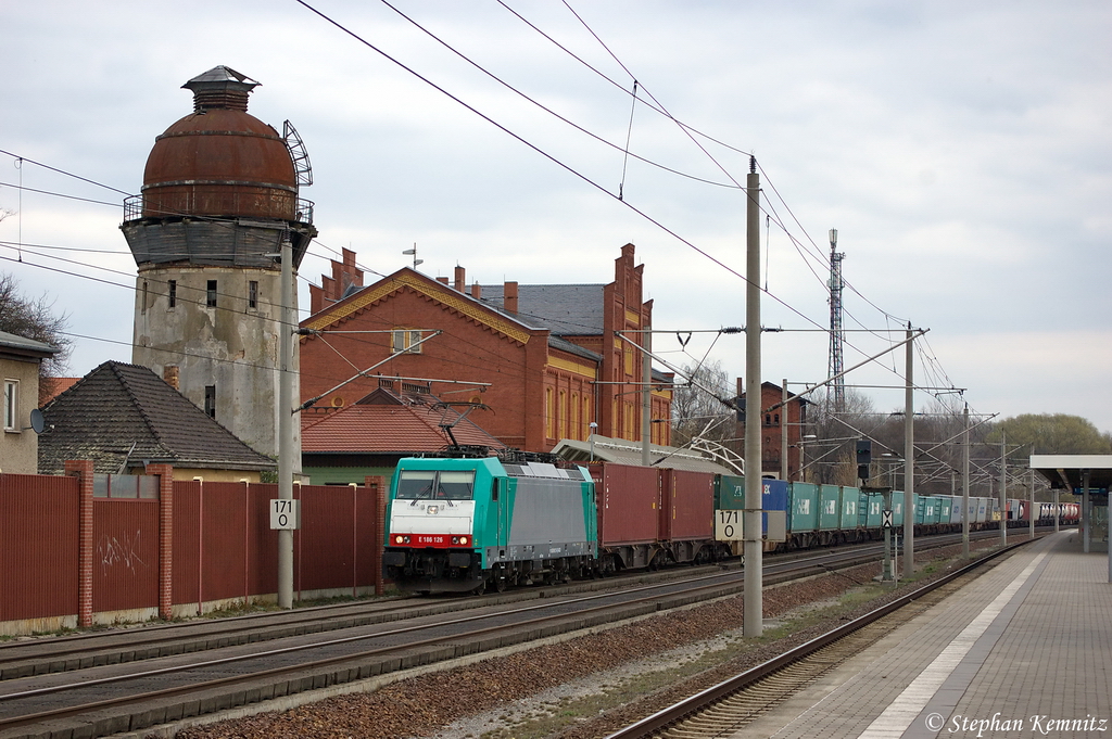 186 126-9 Alpha Trains fr ITL Eisenbahn GmbH mit einem Containerzug in Rathenow in Richtung Stendal unterwegs. Bei der Lok handelt es sich um die ehemalige EU43-001 der PKP CARGO. 10.04.2012 