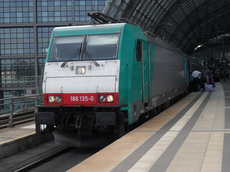 186 135-0 mit D 1249 von Berlin Zoologischer Garten Richtung Saratov.kurz vor der Ausfahrt im Berliner Hbf(10.07.10)
