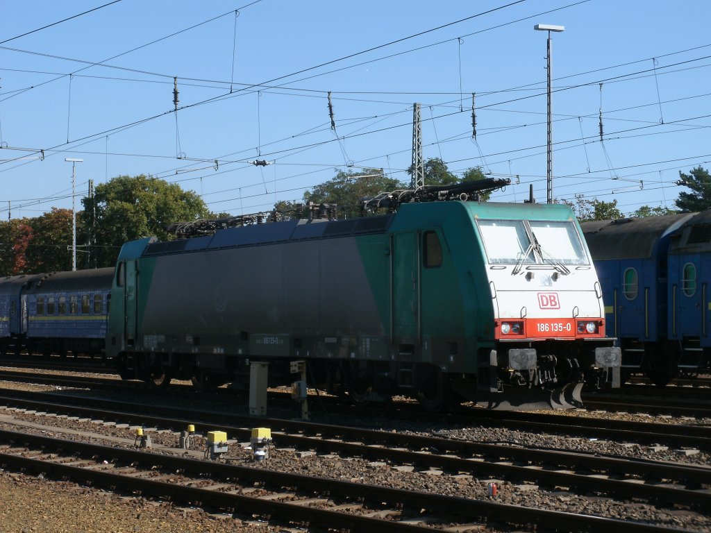 186 135 brachte,am 01.Oktober 2011,zuerst den Leerpark fr D 1249 nach Saratow von Berlin Grunewald nach Gesundbrunnen und weiter bis Frankfurt/Oder.Aufnahme in Berlin Grunewald.