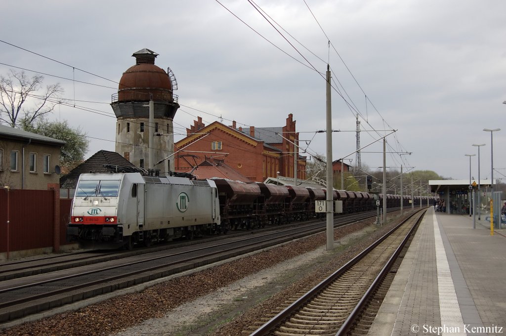 186 140 ITL mit Schotterzug in Rathenow in Richtung Stendal unterwegs. 08.04.2011