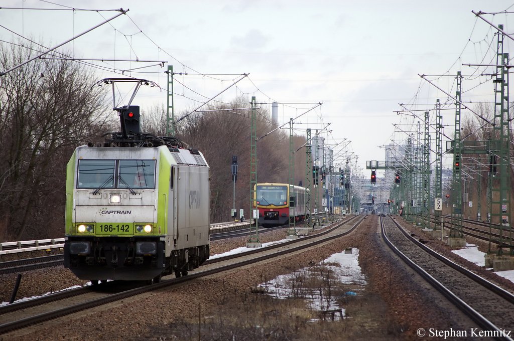 186 142-6 Captrain als Lz in Berlin Jungfernheide in Richtung Berlin Spandau auf dem Weg nach Wustermark Rangierbahnhof. 12.01.2011