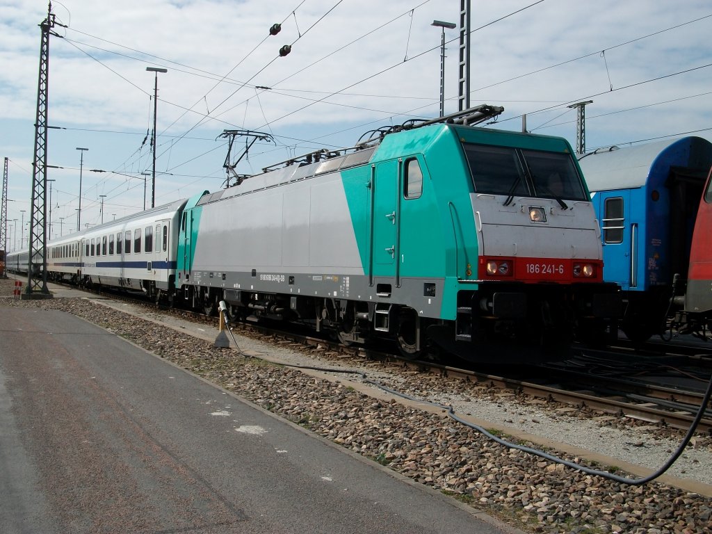 186 241 und der Berlin-Warschau-Express am 03.April 2010 im Abstellbahnhof Berlin Grunewald.